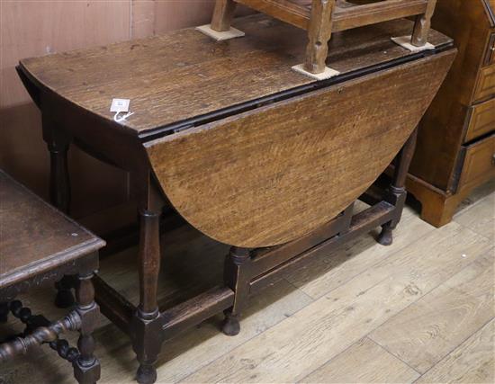 An 18th century oak gateleg dining table L.118cm